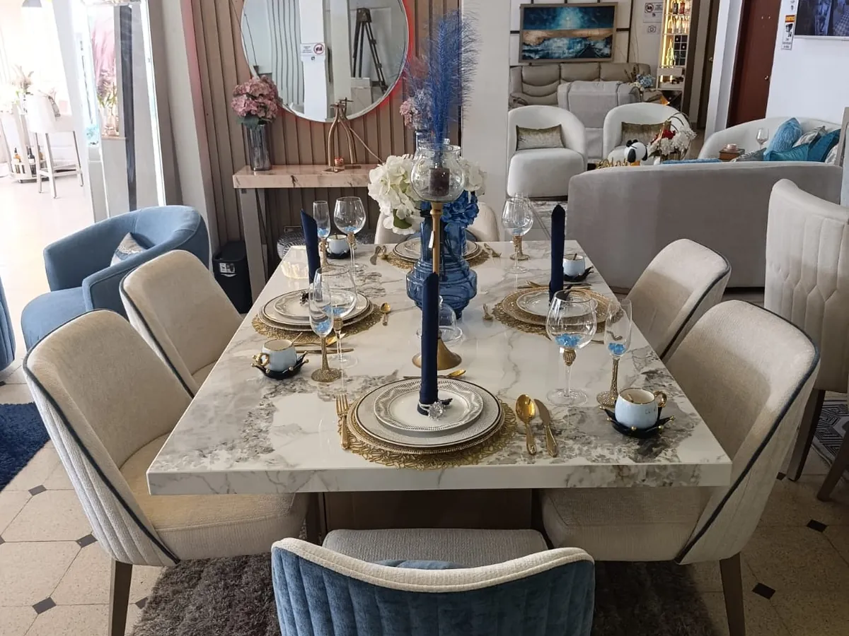 Comedor con mesa de mármol — Showroom Urdesa