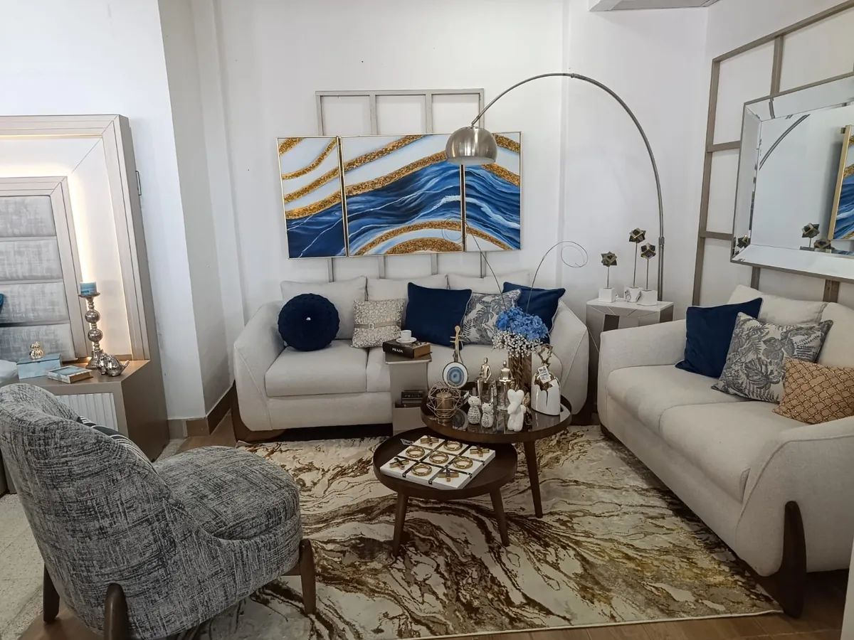 Sala en tonos neutros — Showroom Urdesa, Guayaquil