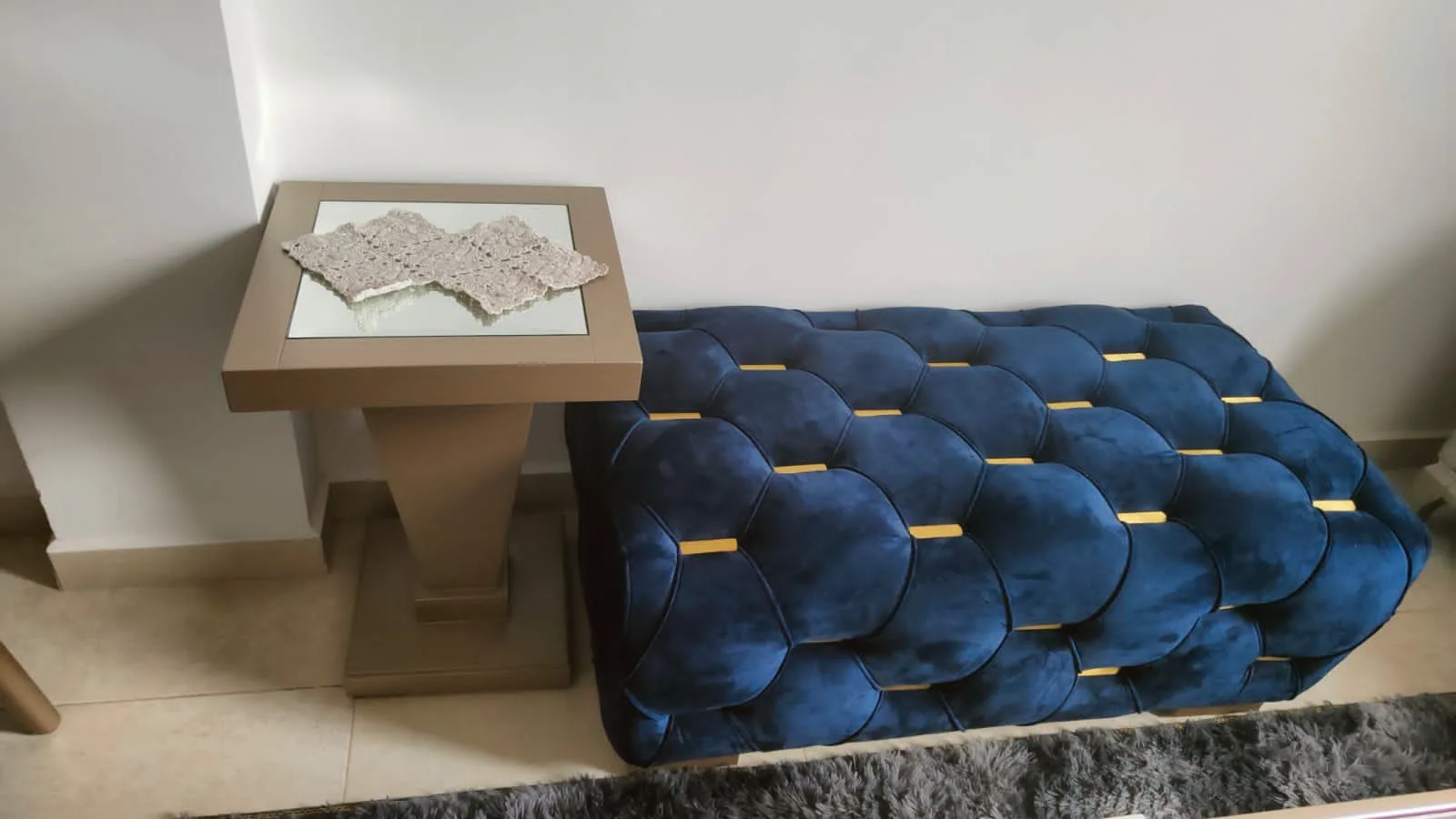 Banca capitoné azul con barras doradas