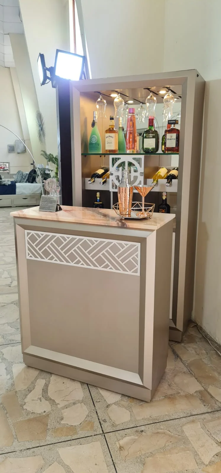 Barra de bar compacta con panel fretwork