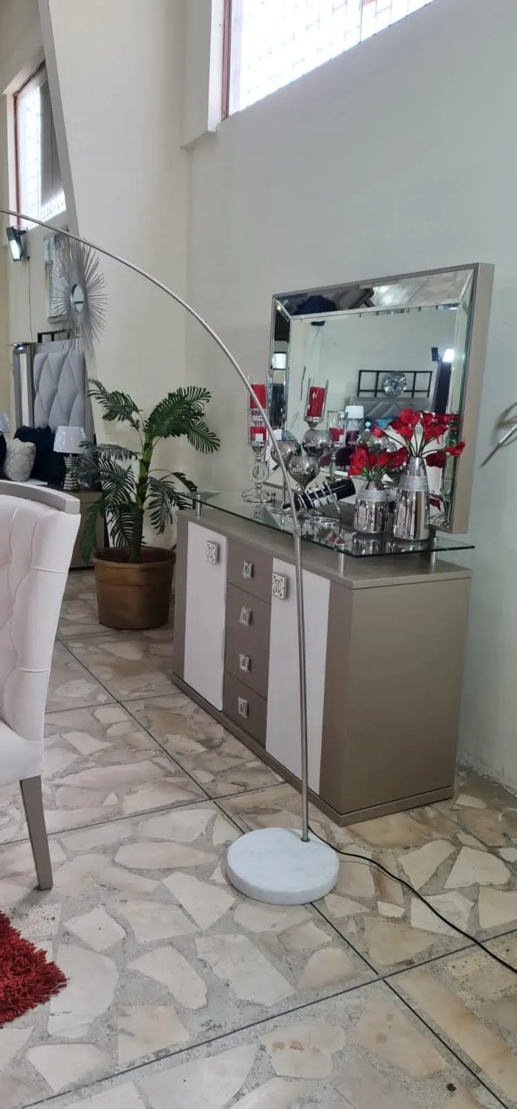 Buffet bicolor blanco y taupe con espejo