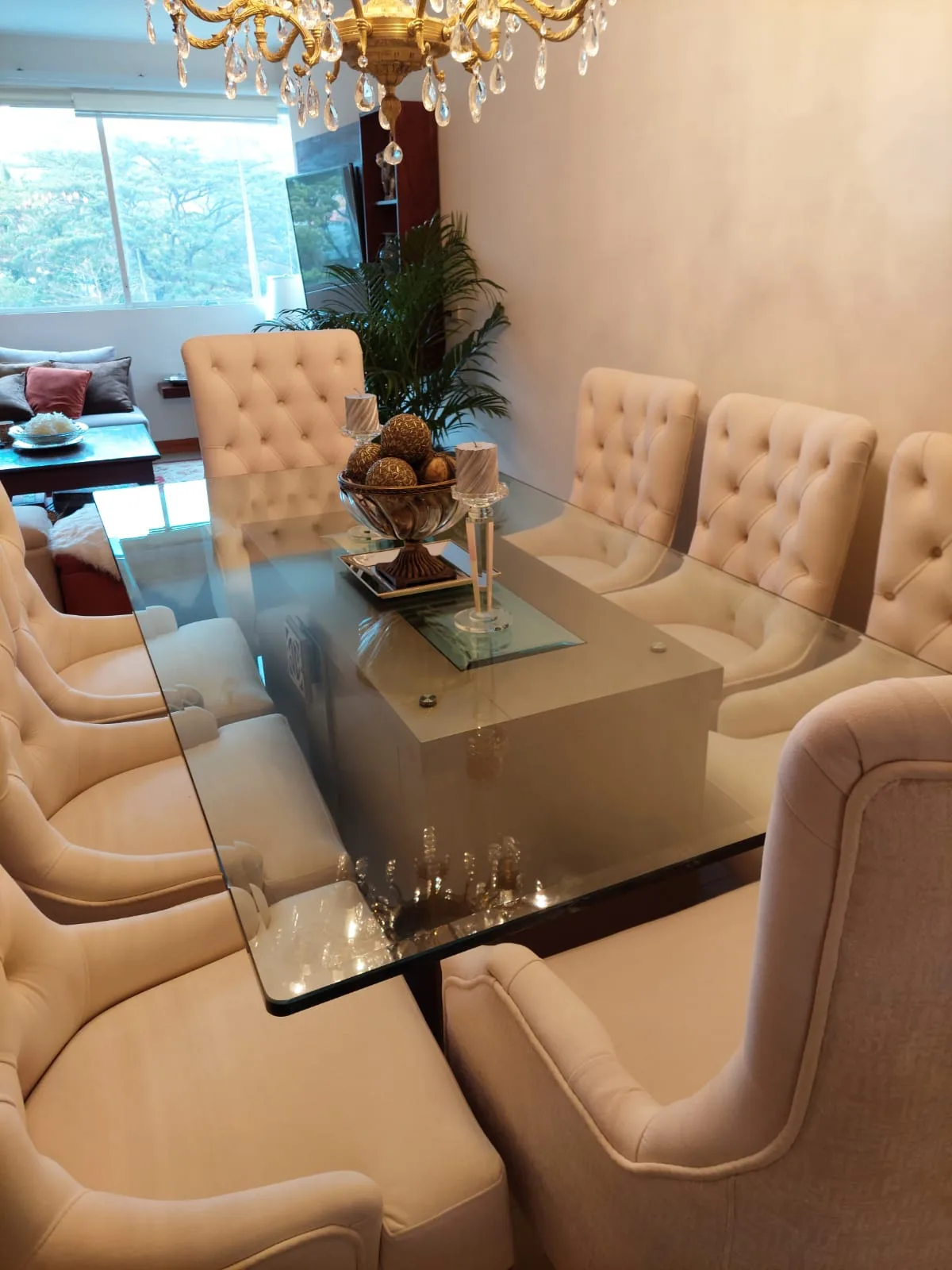 Comedor detalle de textura y capitoné de silla crema