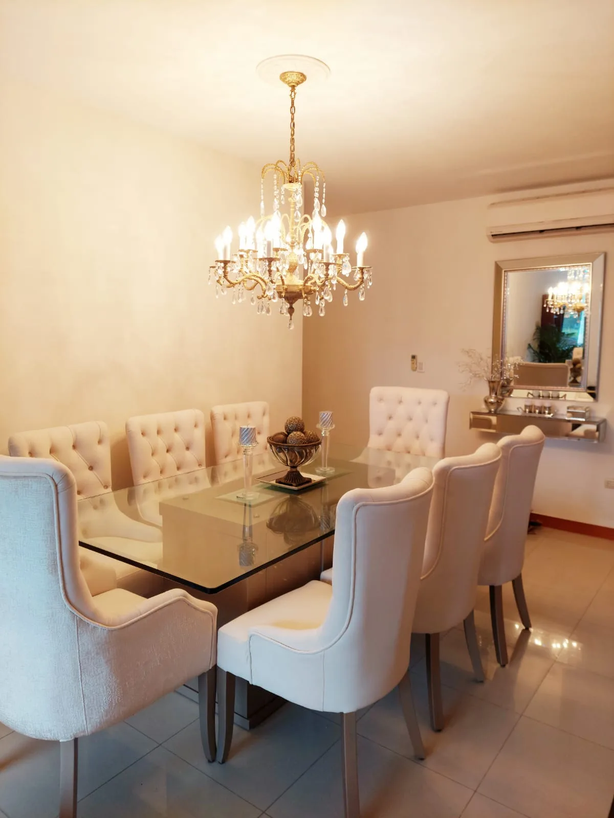 Comedor detalle de textura y capitoné de silla crema