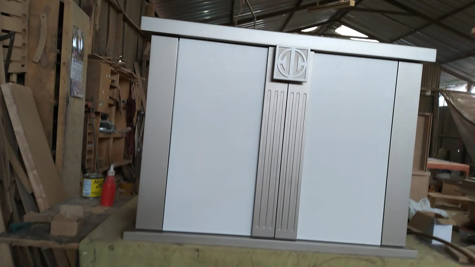 Comedor gabinete/mueble bajo con puertas y logo metálico