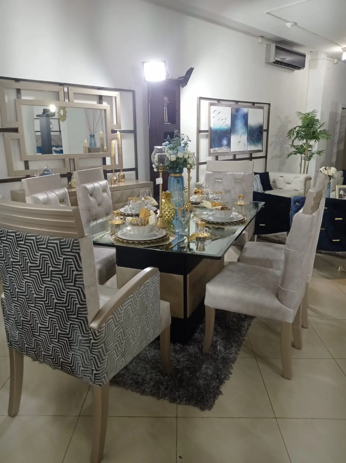 Comedor mesa con tablero mármol sobre base geométrica dorada/negra