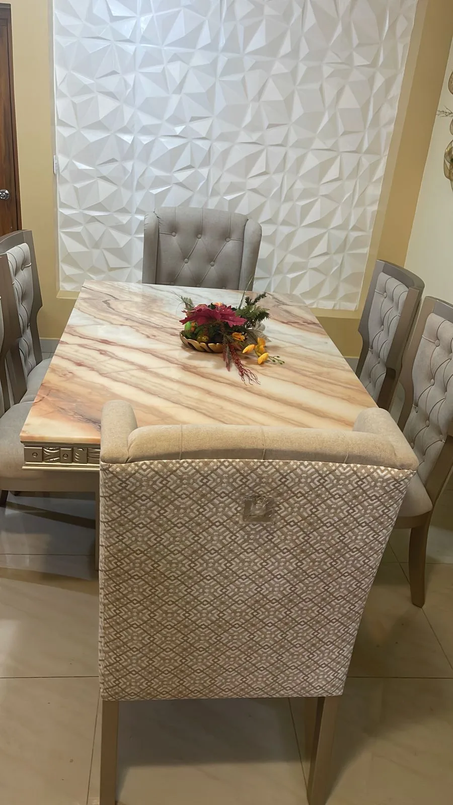 Comedor mesa mármol con borde tallado en madera plateada/dorada