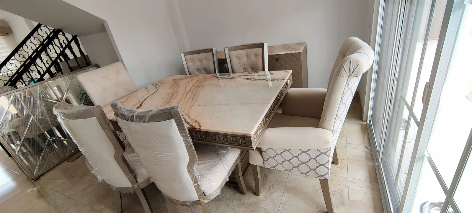 Comedor mesa mármol con pedestal negro