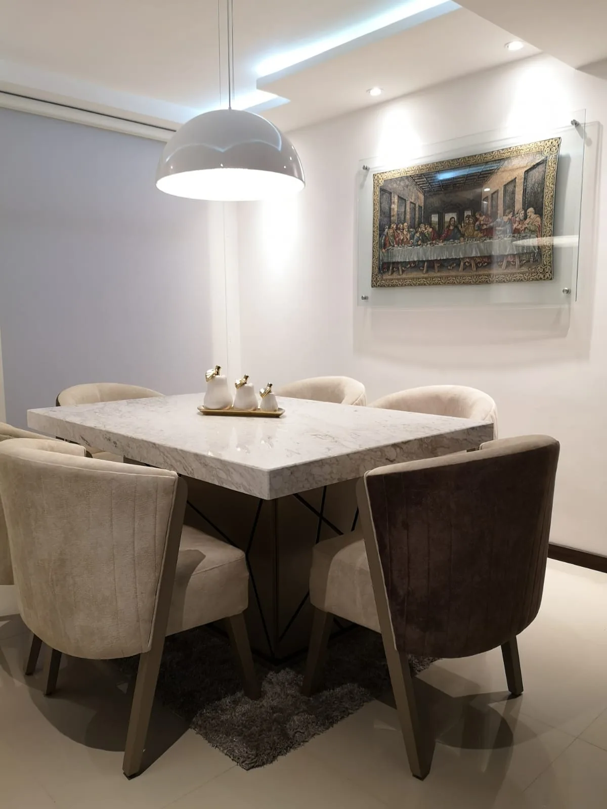 Comedor mesa mármol con pedestal negro