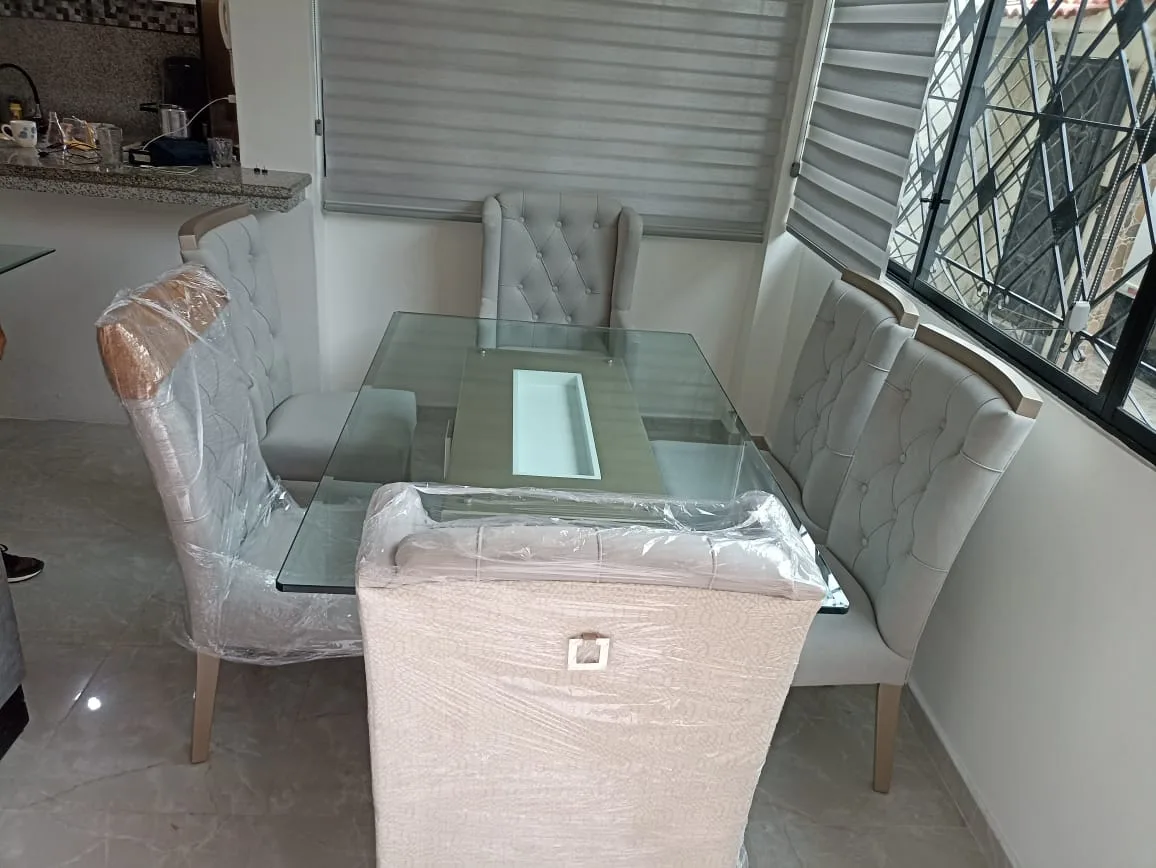 Comedor mesa vidrio con reflejo diagonal