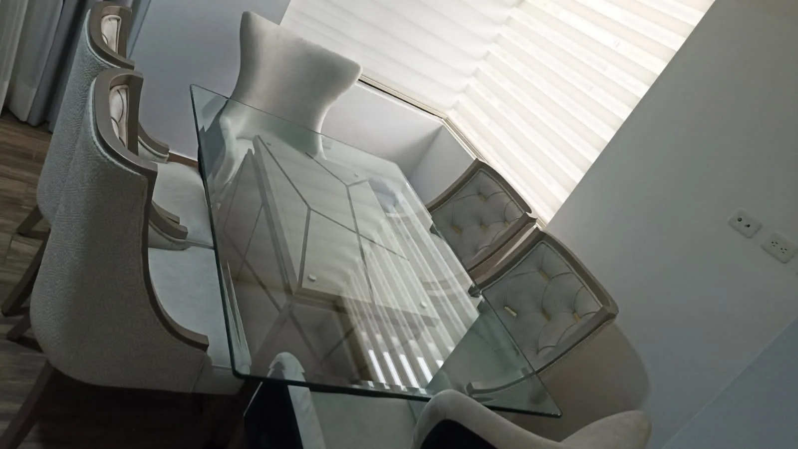 Comedor mesa vidrio con reflejo diagonal