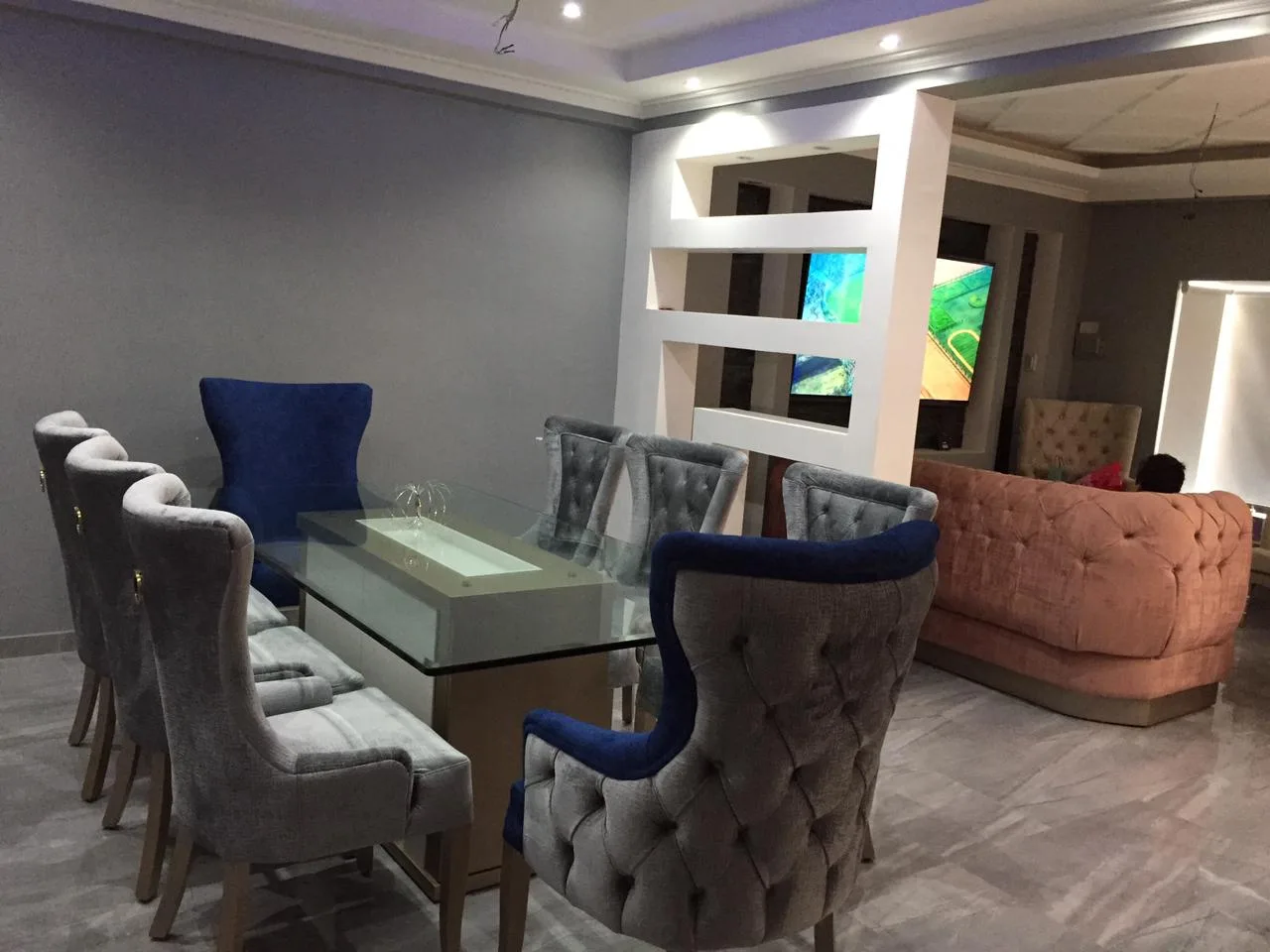 Comedor mesa vidrio con tablero luminoso y base dorada