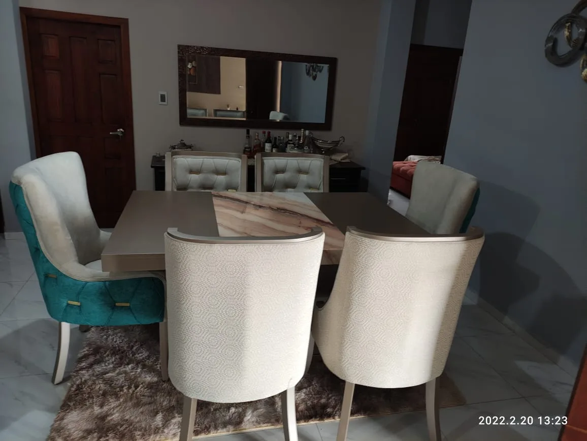 Comedor muestra comparativa de acabados de tablero de mármol (dos tonos)