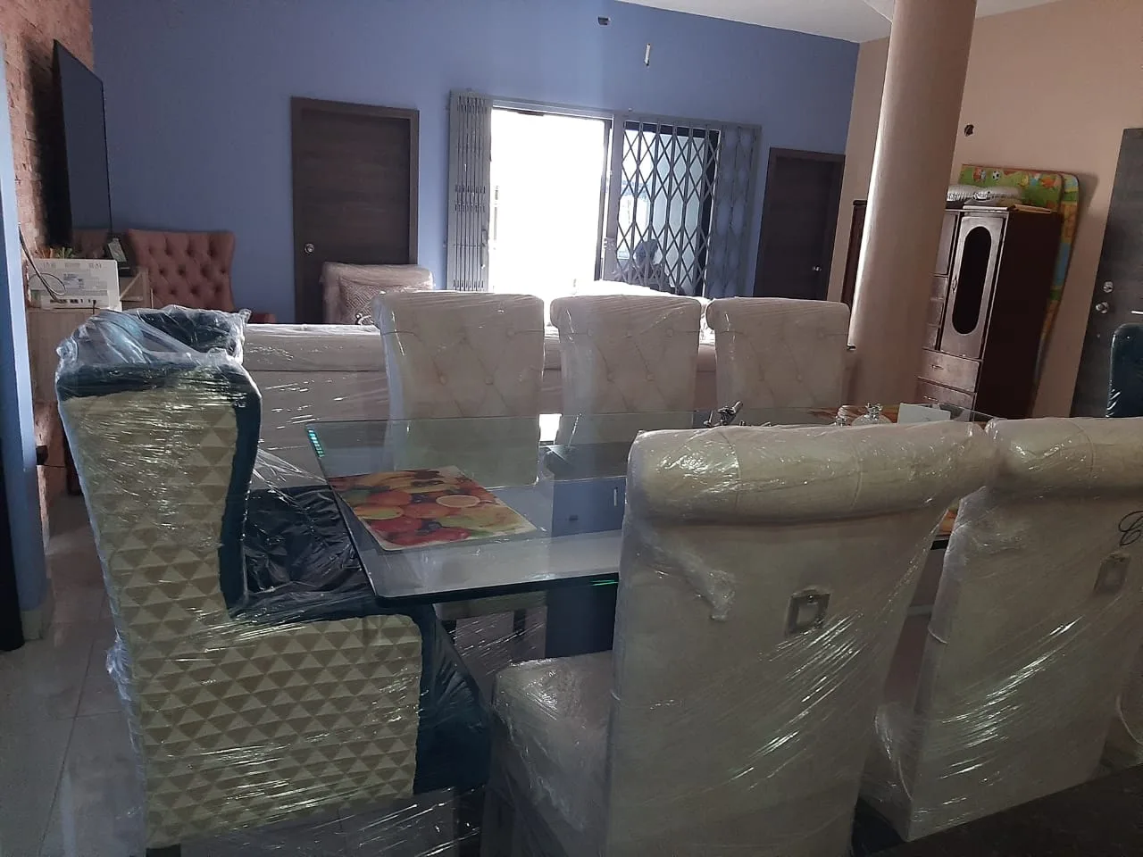 Comedor sillas con patrón diamante envueltas en plástico de fábrica
