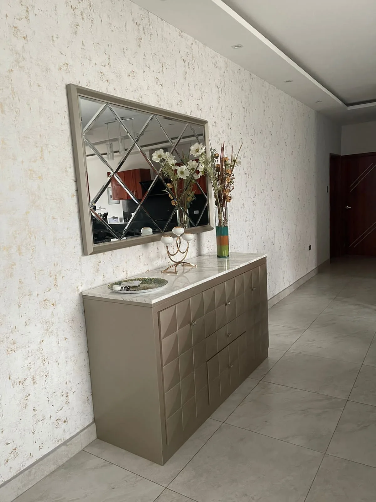Consola con espejo tallado en rombos