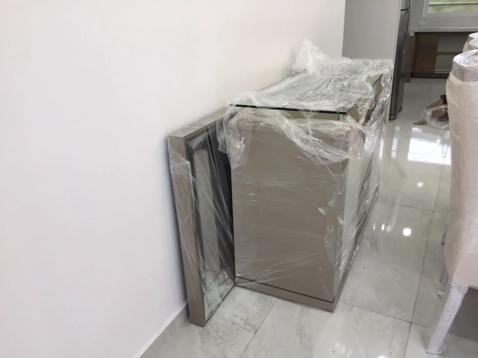 Consola con tapa de vidrio (pieza en entrega)