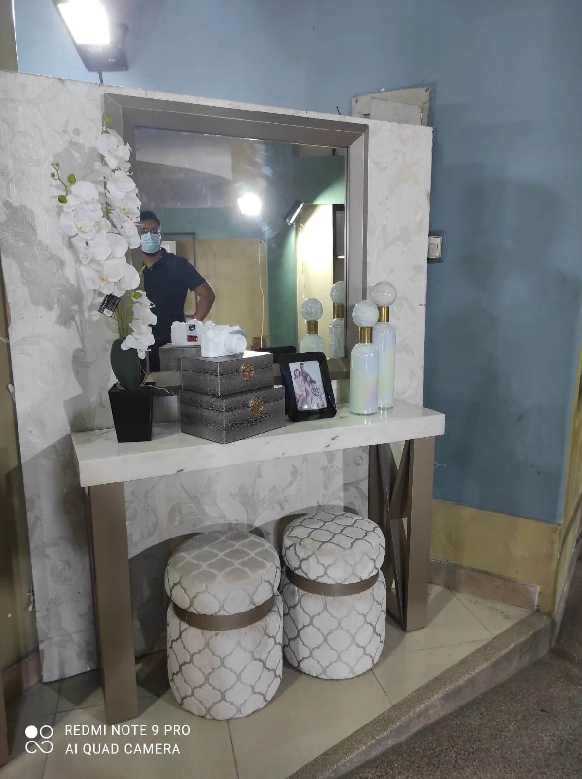 Consola de mármol blanco con poufs a juego