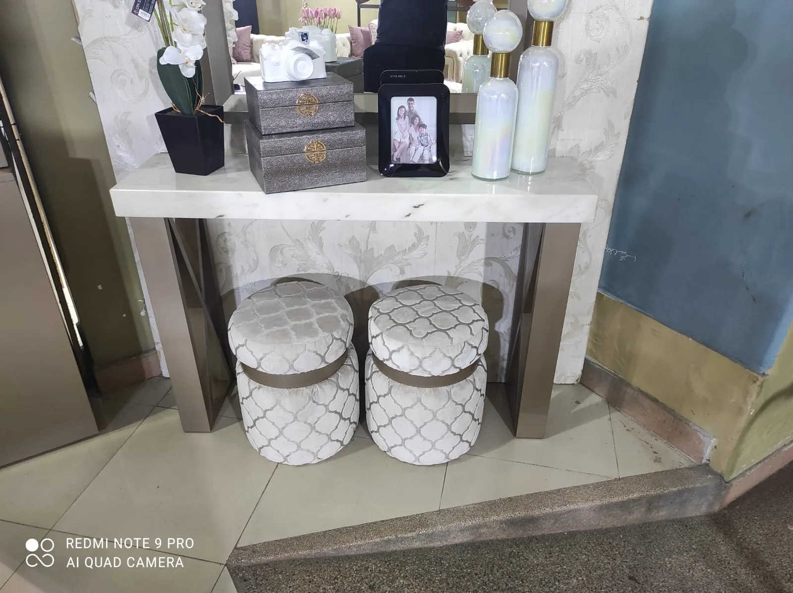 Consola de mármol blanco con poufs a juego