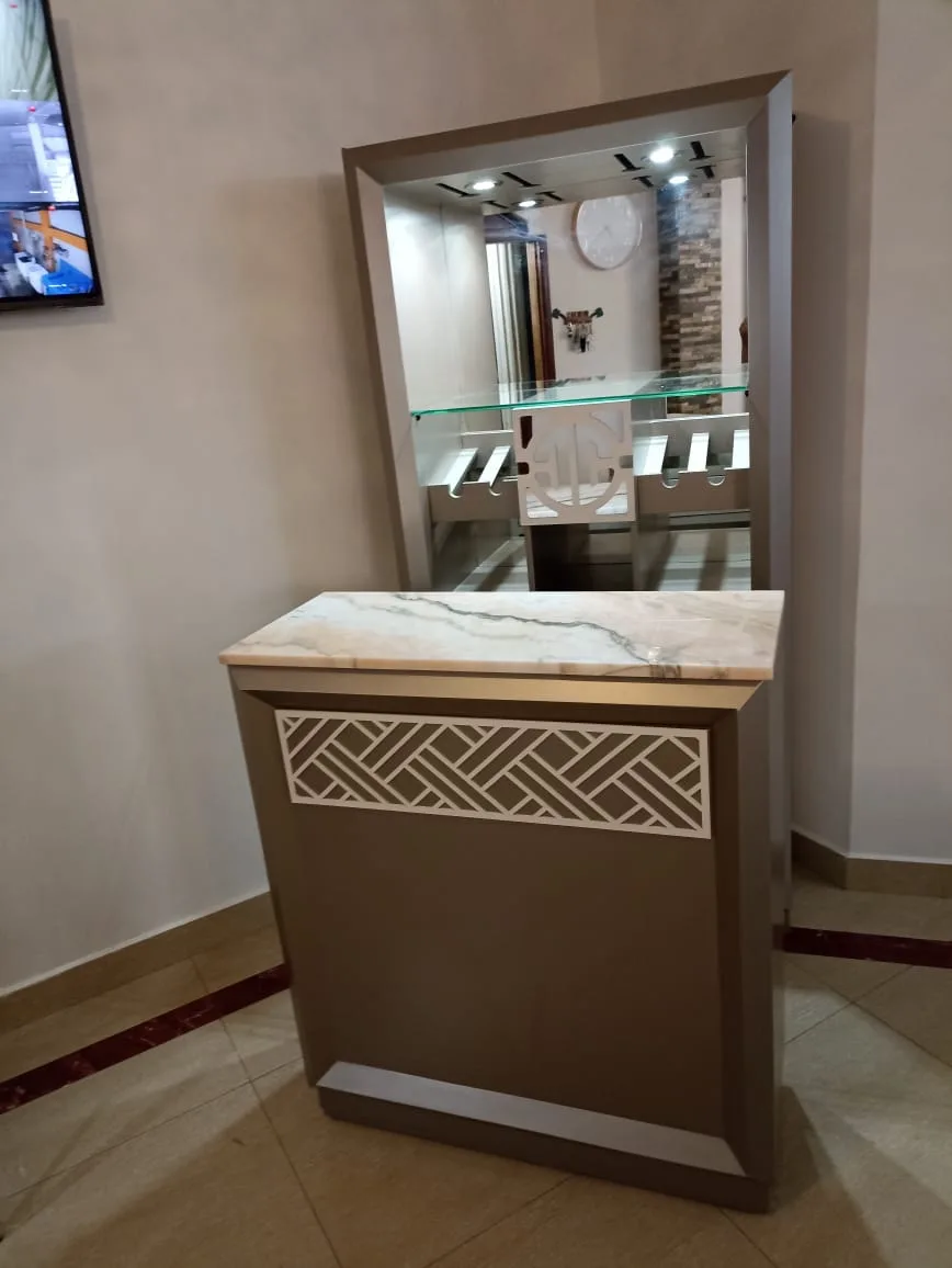 Consola de mármol con panel fretwork y espejo alto