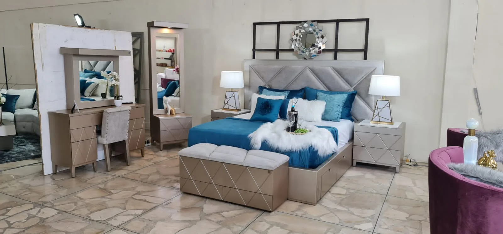 Cabecera de cama con marco de hierro y espejo circular