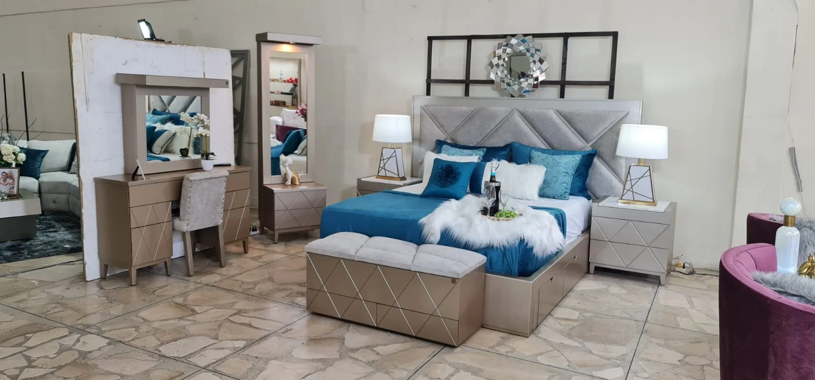 Cabecera de cama con marco de hierro y espejo circular