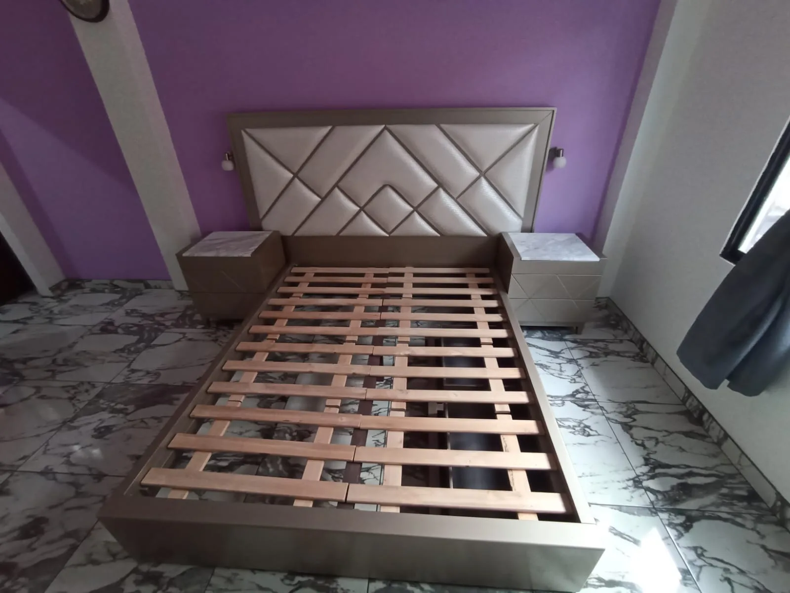 Cabecera de cama con patrón de rombos convergentes y marco perimetral