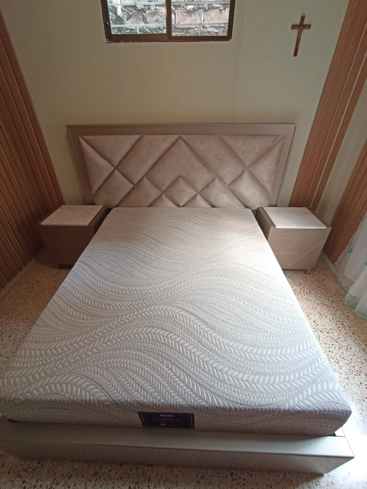 Cabecera de cama con patrón de rombos convergentes y marco perimetral