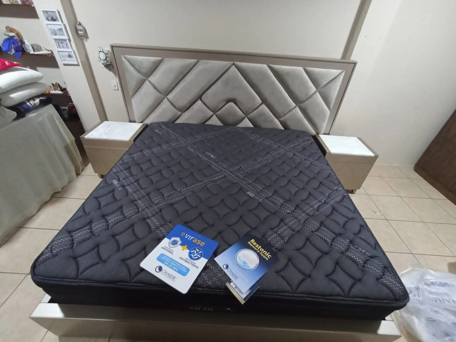Cabecera de cama con patrón de rombos convergentes y marco perimetral