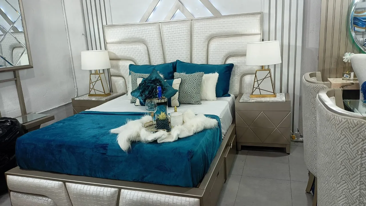 Cabecera de cama con textura tejida en canales curvos y remate metálico triangular (estilo art-decó)