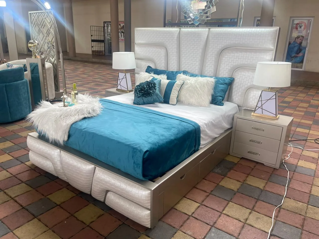 Cabecera de cama con textura tejida tipo cestería