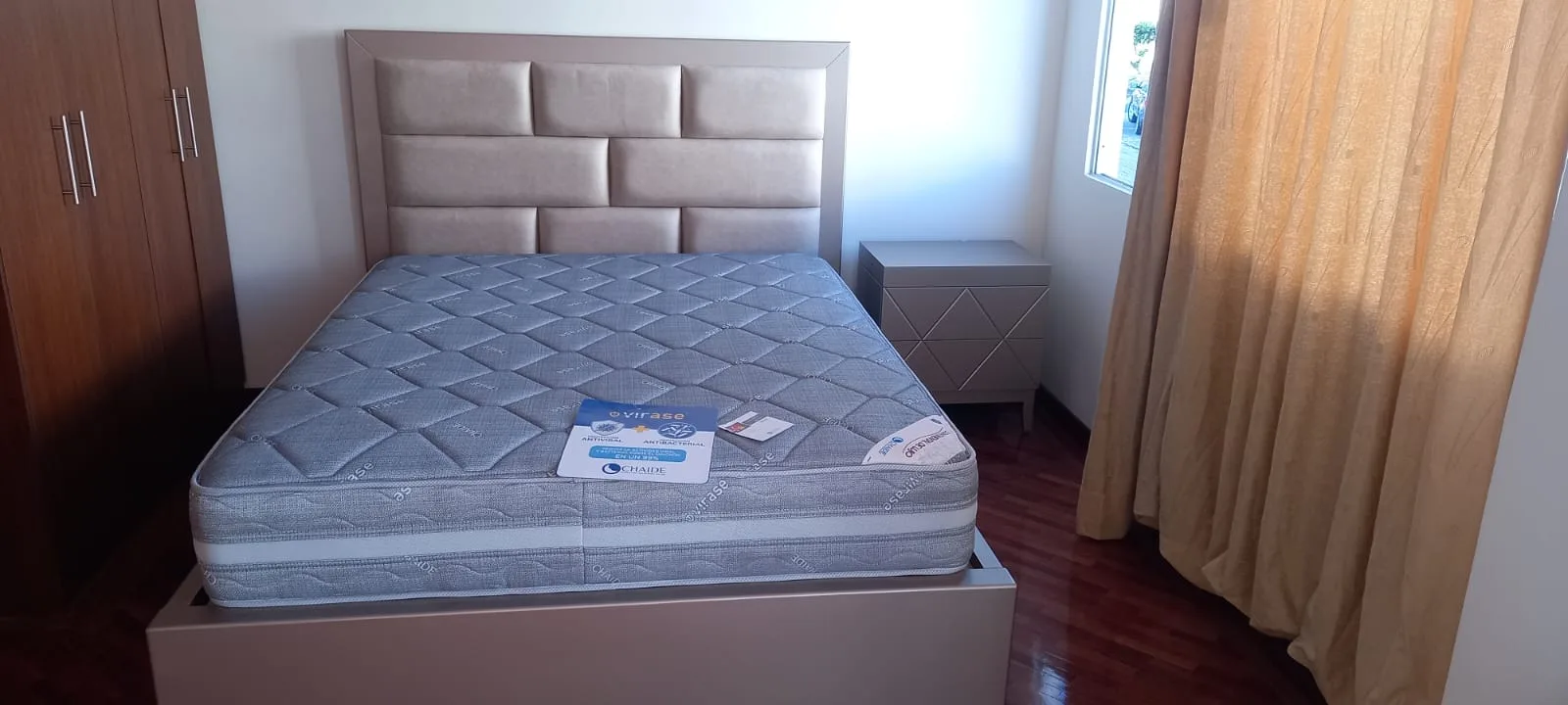 Cabecera de cama De canaletas verticales en Taupe DORM-069