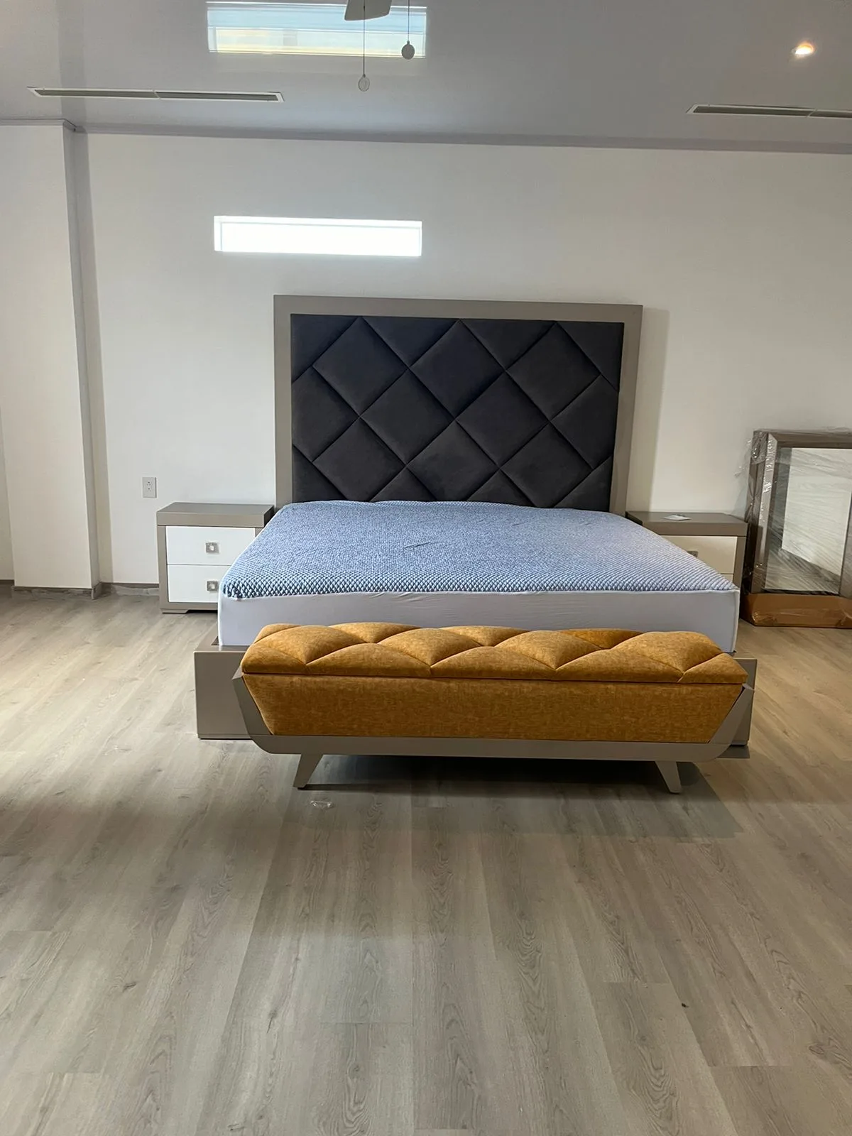 Cabecera de cama capitoné de rombos con banca a juego