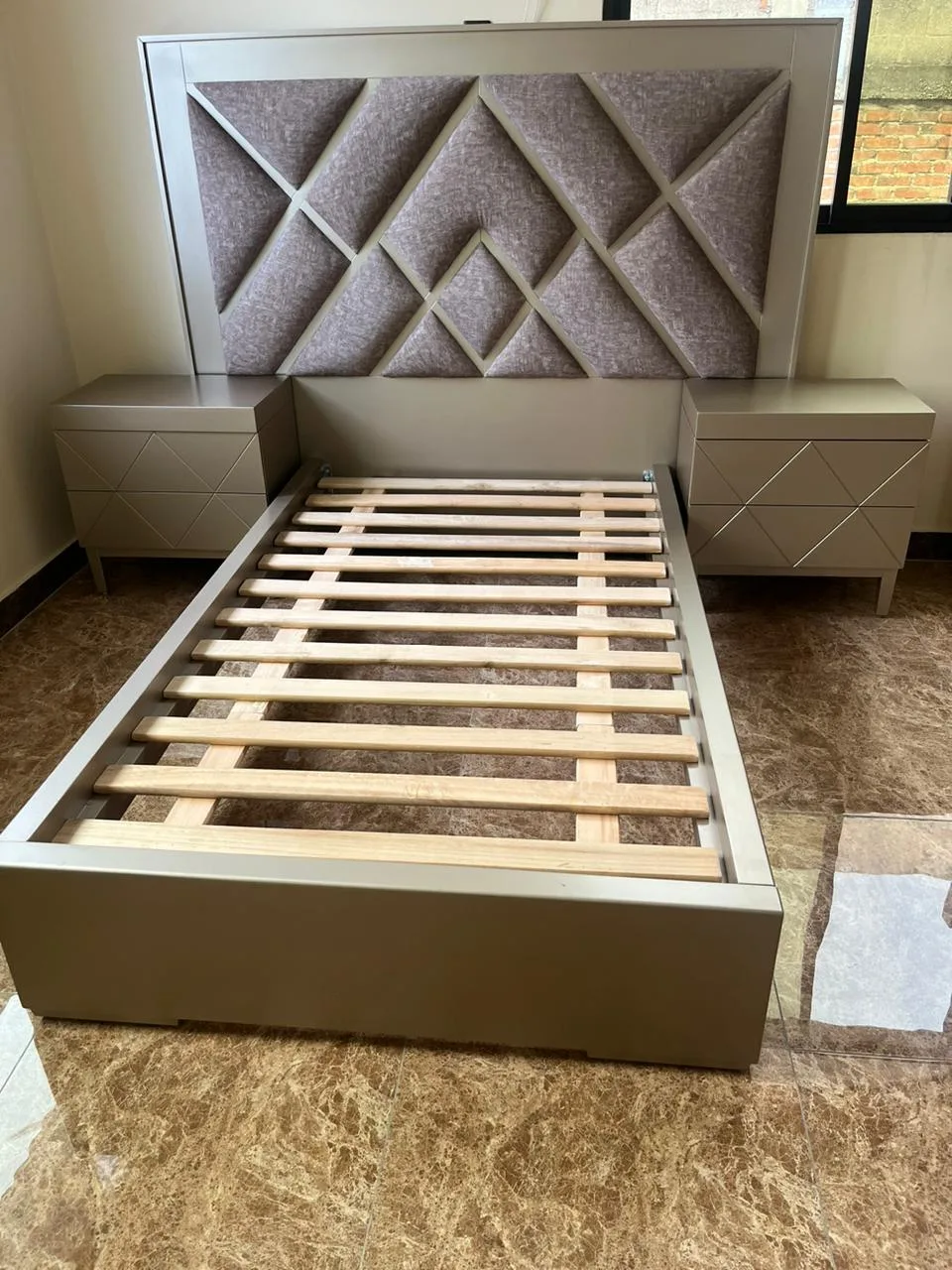 Cabecera de cama Tapizada en Taupe DORM-074