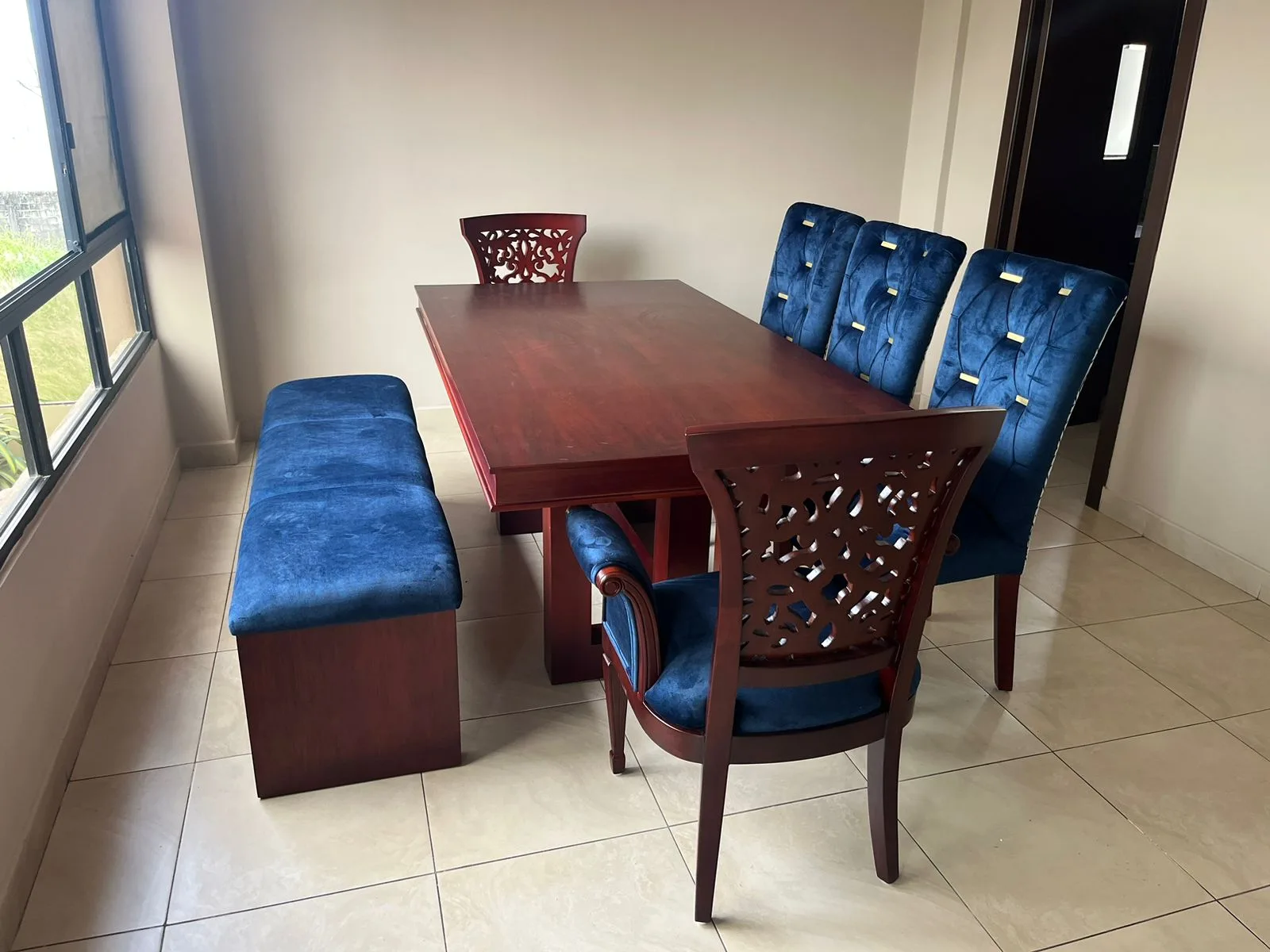 Juego de comedor 5 puestos, estructura en madera