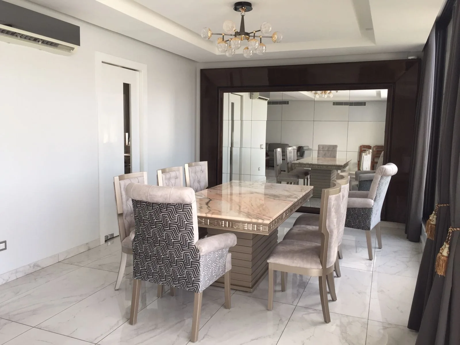 Juego de comedor 6 puestos, estructura mixta de madera y vidrio