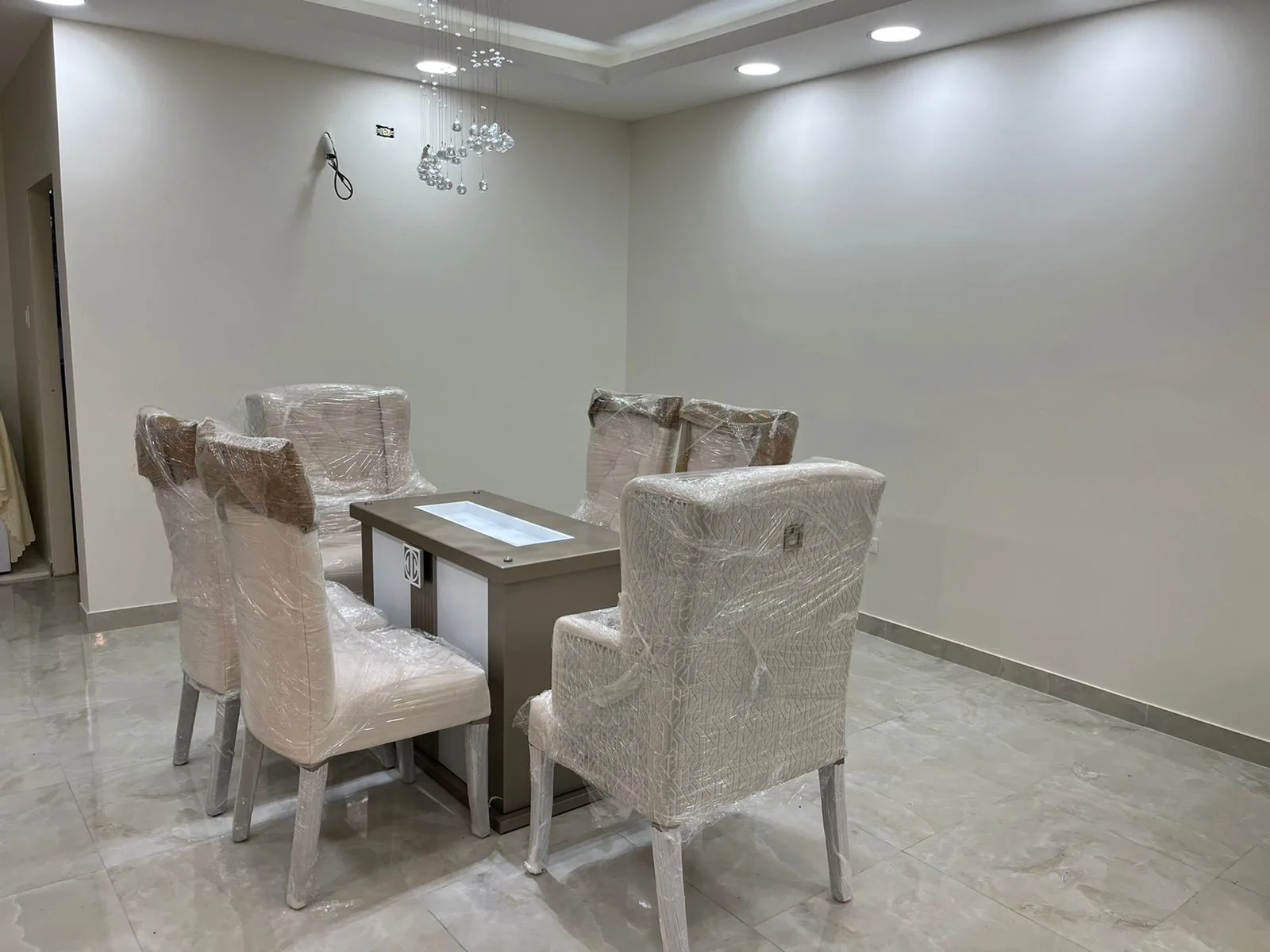 Juego de comedor 6 puestos, estructura mixta de madera y vidrio