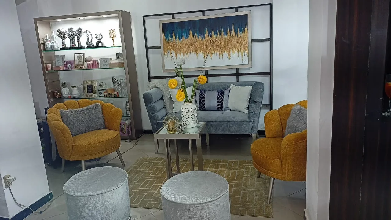 Juego de sala mostaza/ocre acanalado + loveseat gris azulado