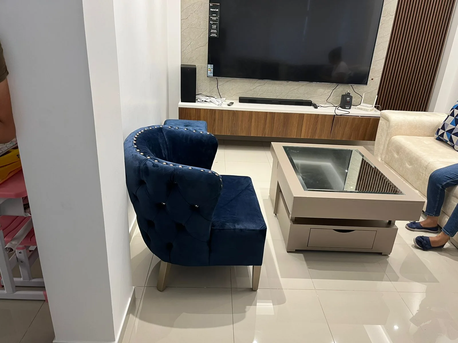 Mesa de centro con base de cubos