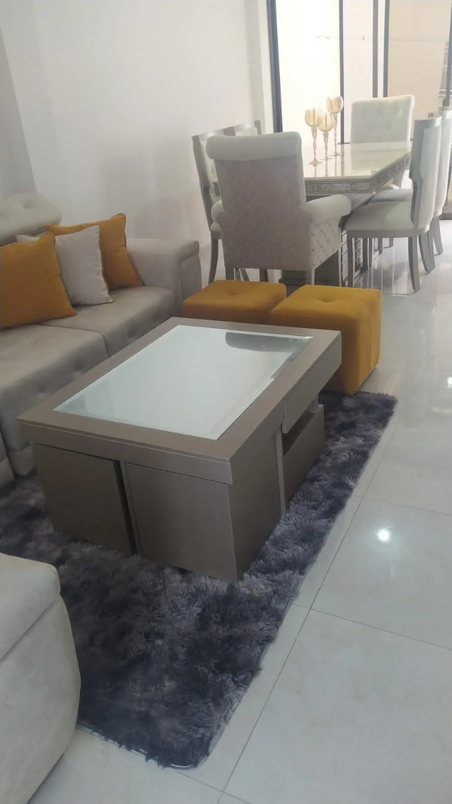 Mesa de centro taupe con cajón extraíble