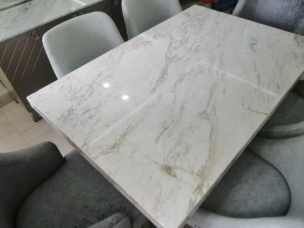 Mesa de comedor efecto mármol (vista parcial, pendiente refoto)
