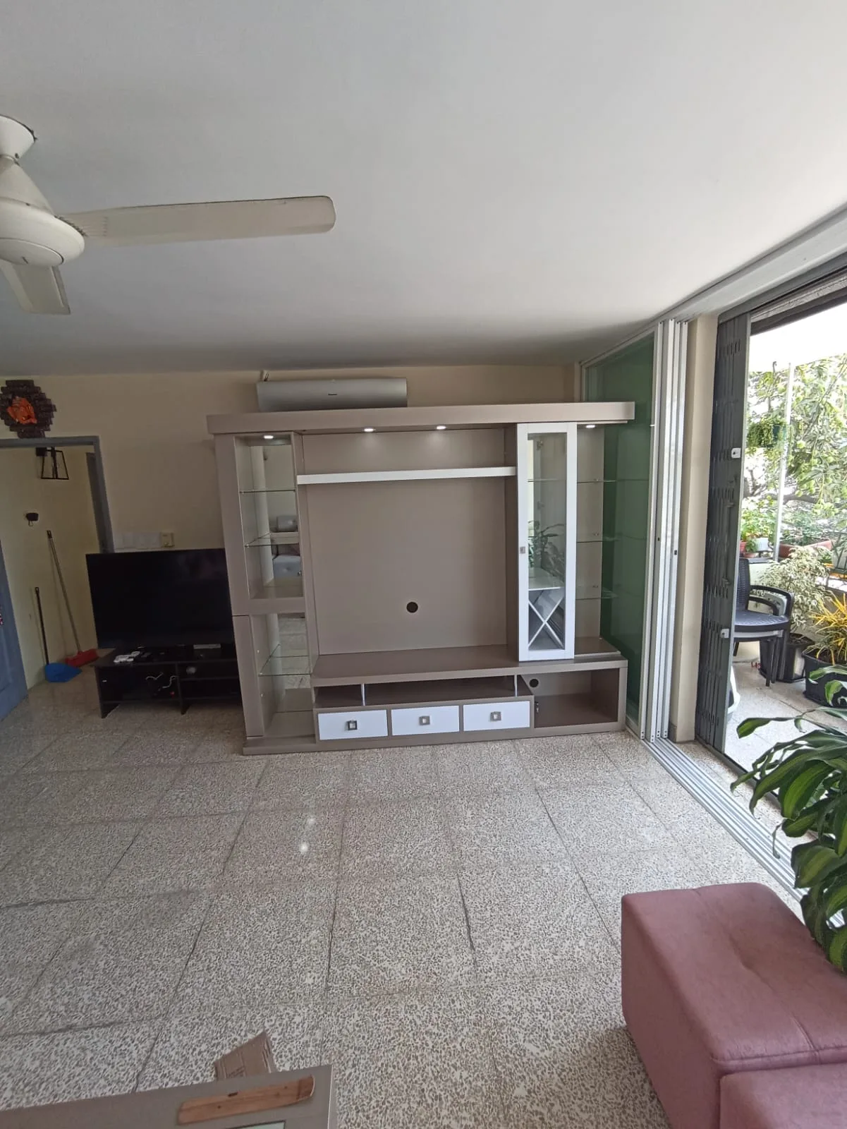 Mueble TV con panel espejado y vitrina