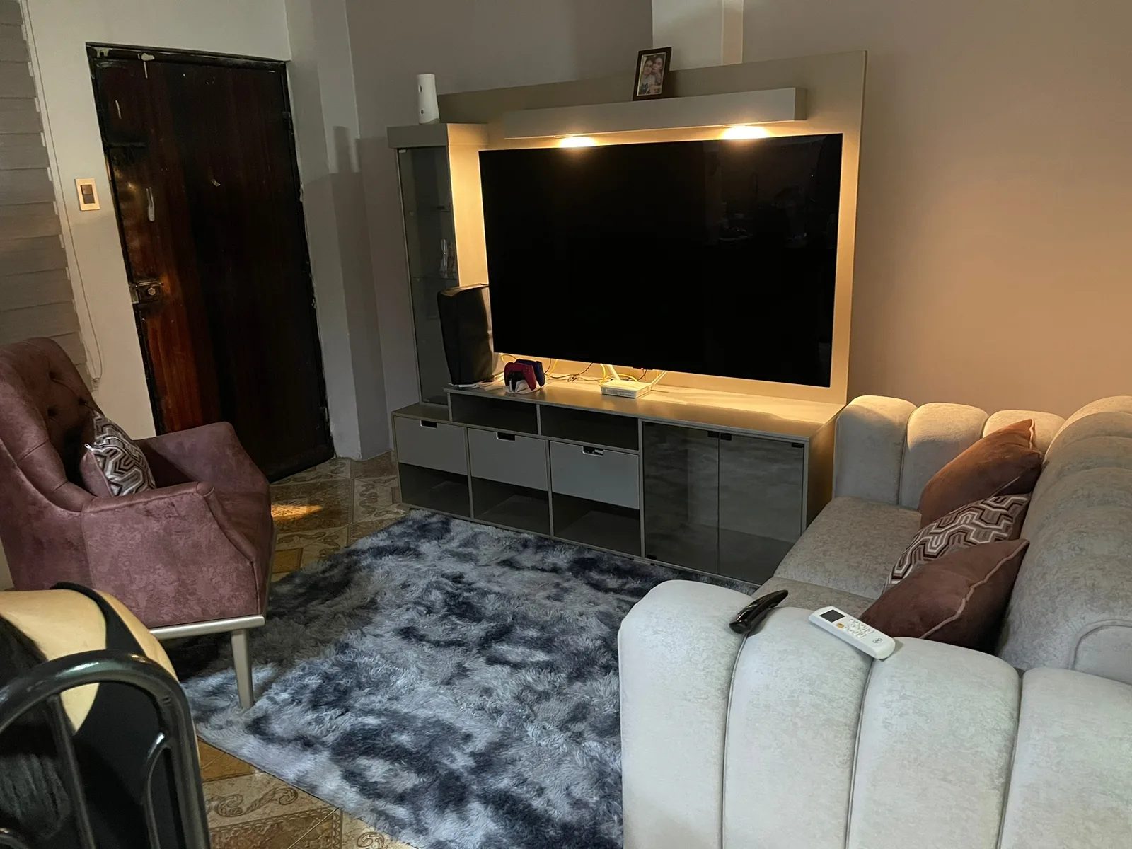 Mueble TV con panel iluminado