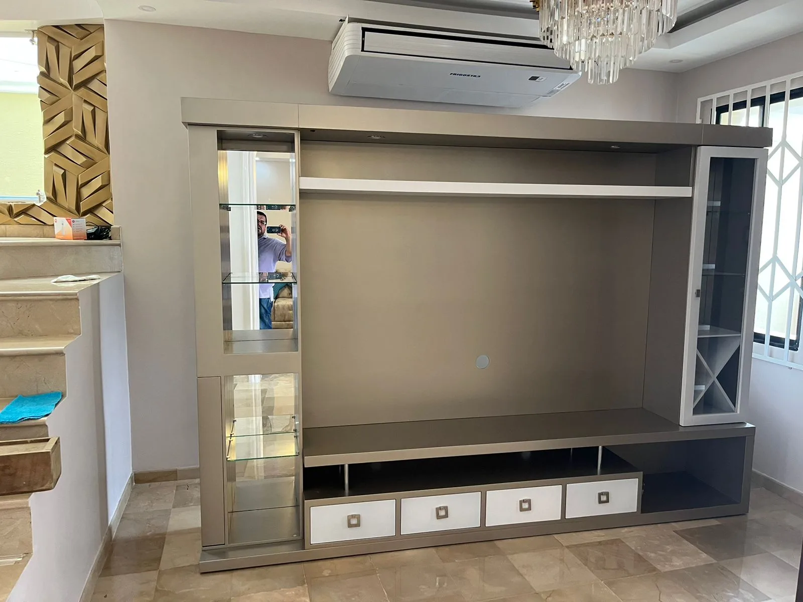 Mueble TV con vitrina espejada y cava blanca