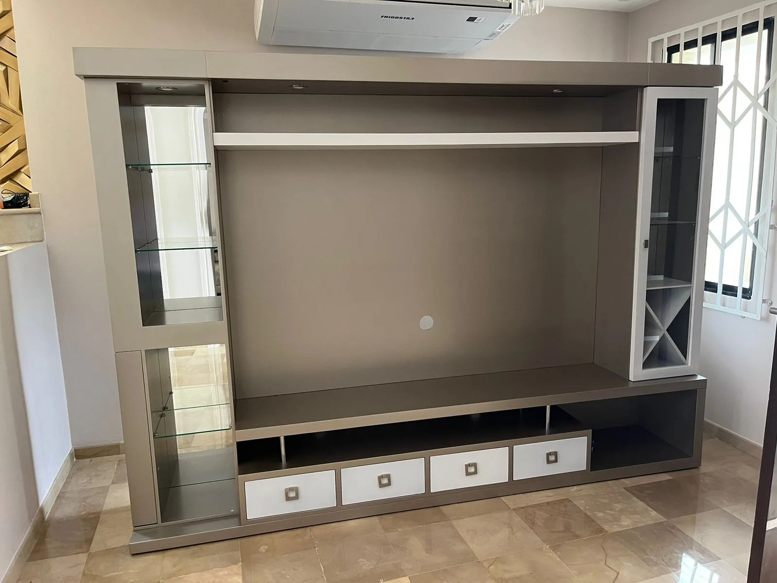 Mueble TV con vitrina espejada y cava blanca