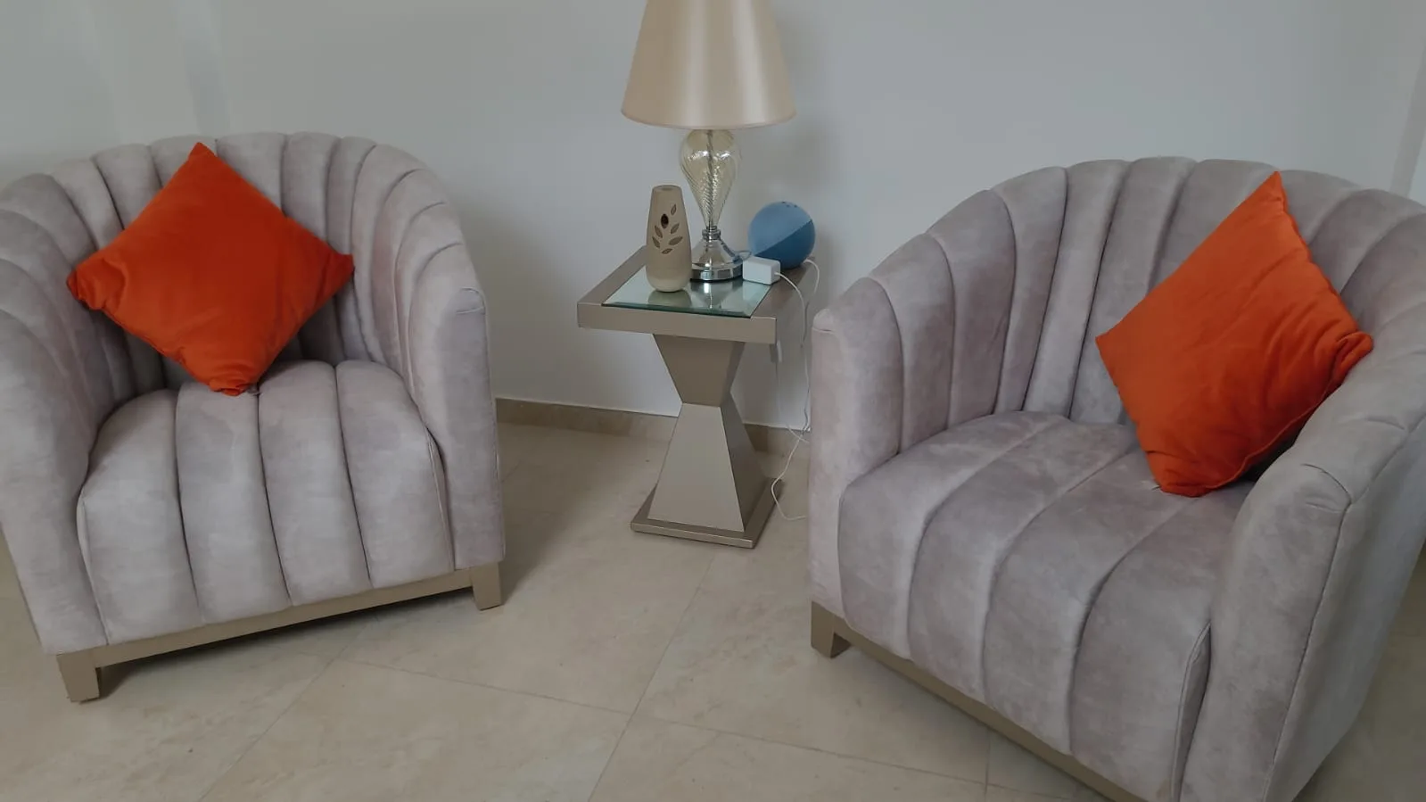 Par de sillones barril gris topo acanalado