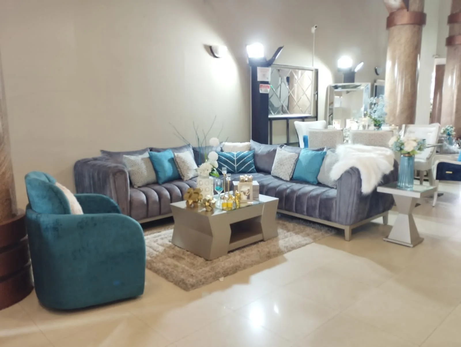 Sala a medida — seccional canalado gris azulado con sillón teal