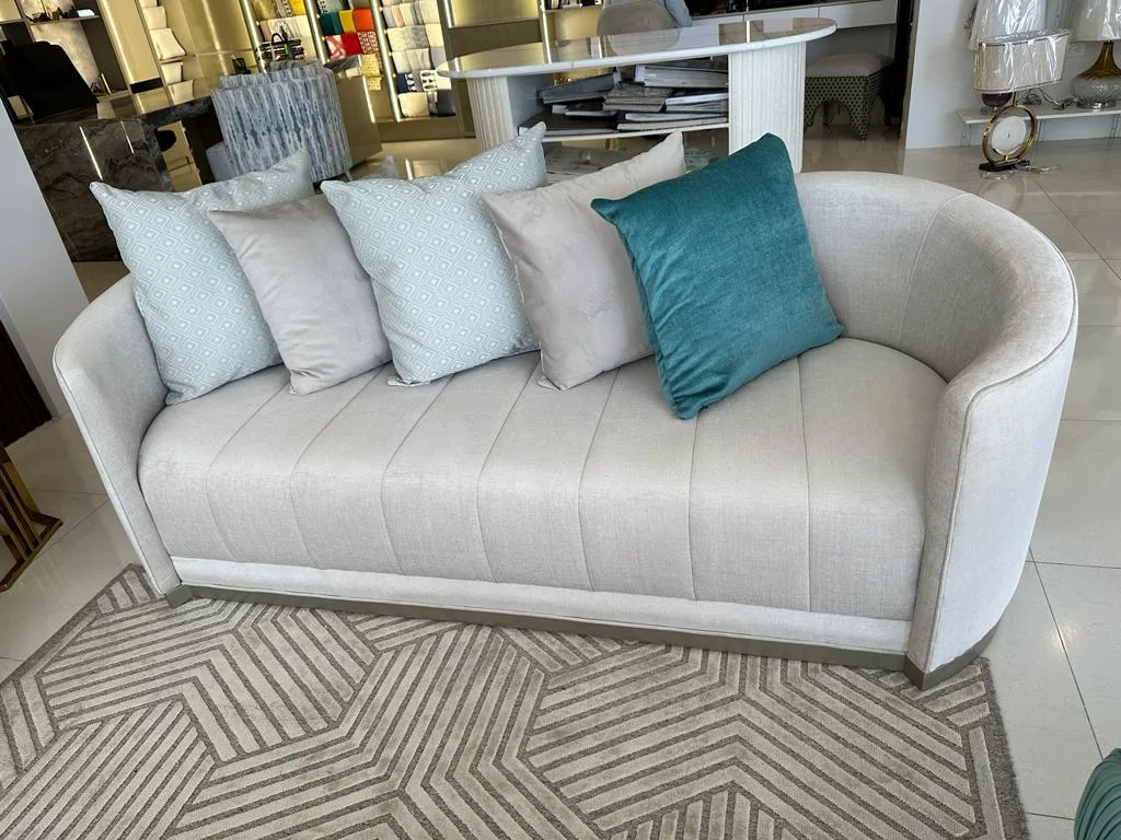 Sala a medida — loveseat canalado gris claro con cojines teal