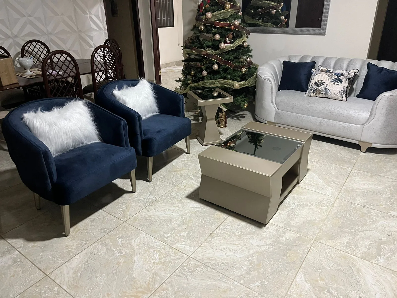 Sala a medida — sofá y loveseat respaldo concha plateado con sillones azul marino