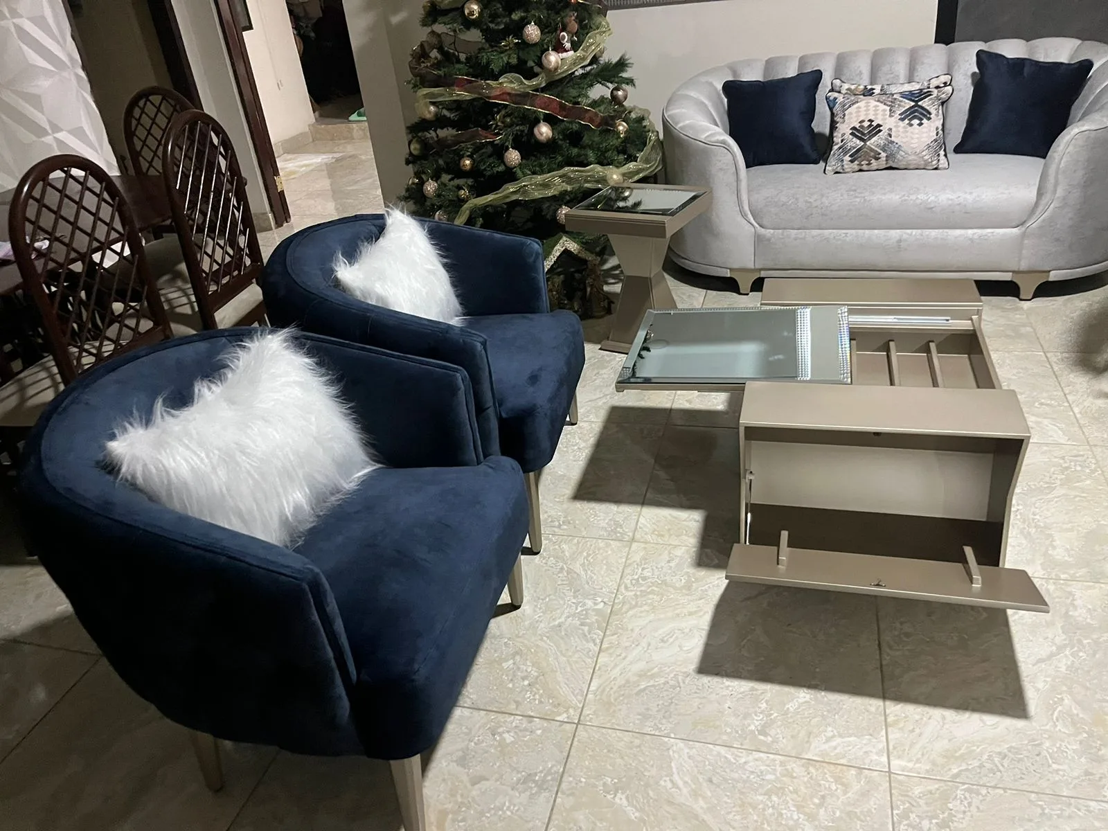 Sala a medida — sofá y loveseat respaldo concha plateado con sillones azul marino