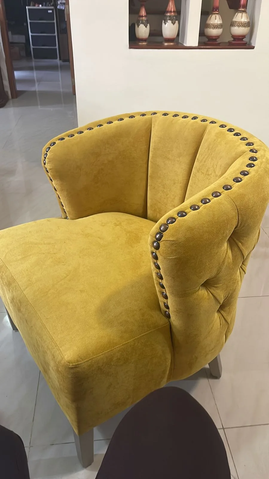 Sillón canalizado con tachuelas