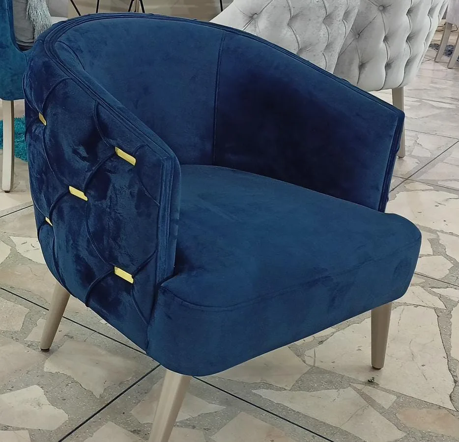 Sillón capitoné azul marino con barras doradas